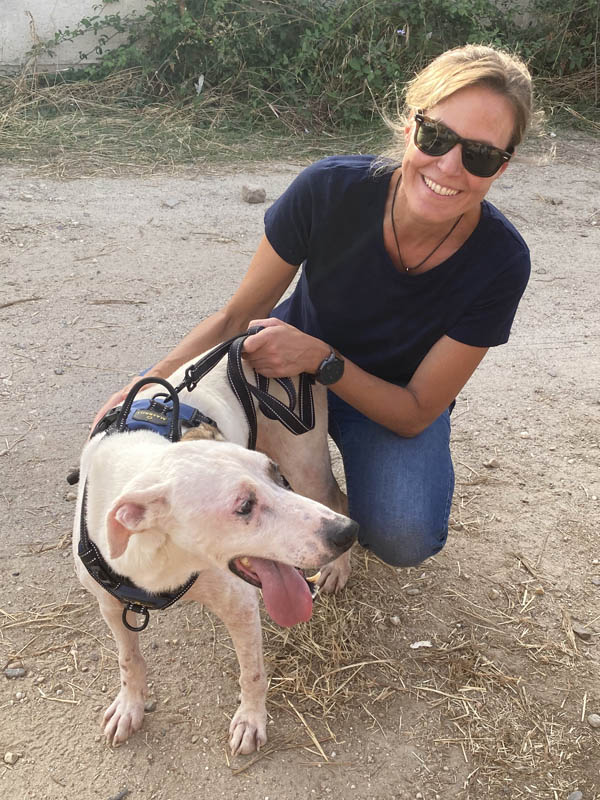 perro y dueña posando Perro junto a chica rescatado de una perrera