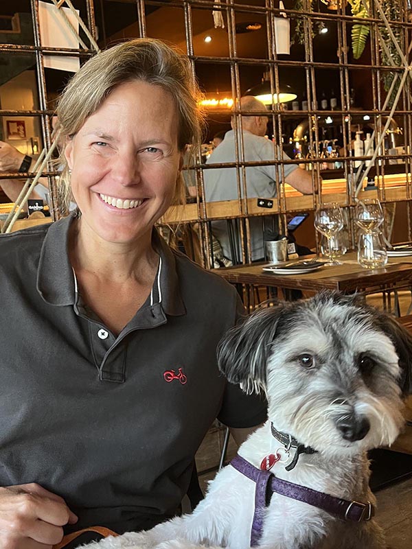 restaurante dogfriendly Canino Perro junto a chica en un restaurante dogfriendly