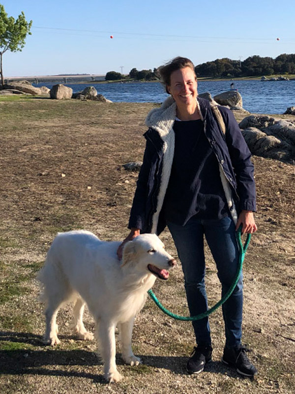 chica con perro blanco, Mastín del Pirineo, junto a un pantano de Madrid chica con perro blanco, Mastín del Pirineo, junto a un pantano de Madrid